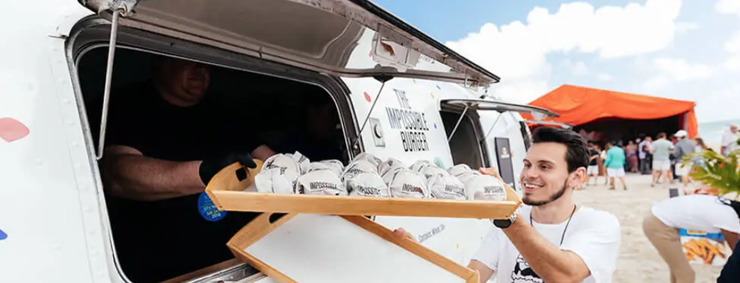 Mad serveres fra en foodtruck ved et event